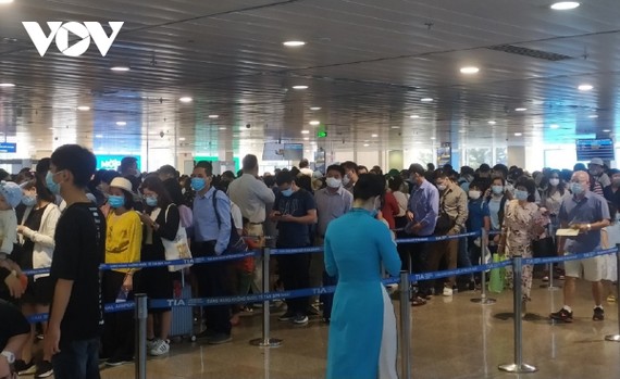 Sân bay Tân Sơn Nhất quá tải do hạ tầng hay khai thác kém?