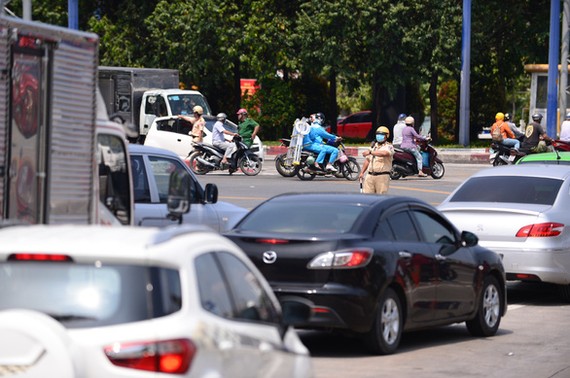 Lực lượng CSGT TP.HCM phân luồng giao thông tại nút giao thông An Phú - đường dẫn cao tốc ngày 30-4 - Ảnh: QUANG ĐỊNH