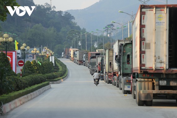 Đoàn xe nối đuôi nhau kéo dài từ khu vực cầu Đồng Đăng (thị trấn Đồng Đăng, huyện Cao Lộc)...đến tận bên trong khu vực cửa khẩu Hữu Nghị.
