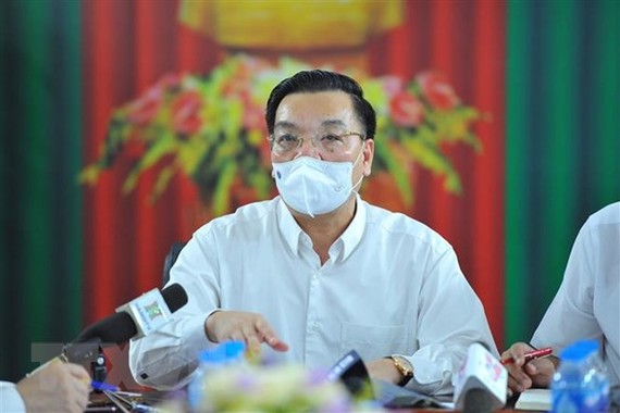 Chủ tịch Ủy ban Nhân dân thành phố Hà Nội Chu Ngọc Anh chỉ đạo trực tuyến với Bệnh viện Bệnh Nhiệt đới Trung ương (cơ sở 2). (Ảnh Minh Đức/TTXVN)