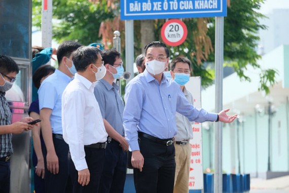Chủ tịch Hà Nội Chu Ngọc Anh đang ở Bệnh viện K. Trong ảnh: ông Ngọc Anh đang trao đổi với thứ trưởng Bộ Y tế Trần Văn thuấn - Ảnh: NAM TRẦN