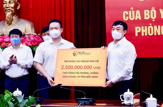 Đại diện Tập đoàn T&T Group trao ủng hộ tỉnh Bắc Ninh 500 tấn gạo và 2,5 tỷ đồng