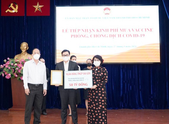 Ông Trương Khánh Hoàng - Quyền Tổng Giám đốc SCB trao bảng tượng trưng đóng góp 50 tỷ đồng.
