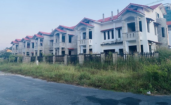 Một khu biệt thự bỏ hoang ở Nhơn Trạch (Đồng Nai)