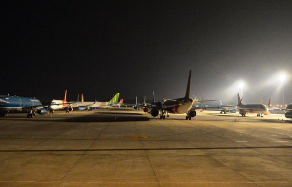 Máy bay của các hãng hàng không đắp chiếu tại sân bay Nội Bài do ảnh hưởng của dịch COVID-19. (Ảnh: CTV/Vietnam+)