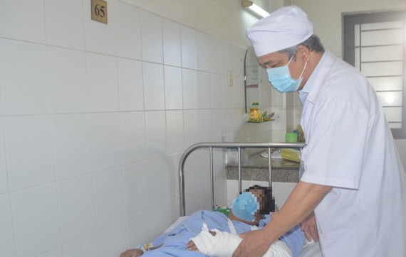 Bác sĩ chăm sóc cho nạn nhân sau khi phẫu thuật thành công