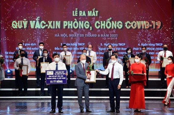 Ông Nguyễn Tuấn Anh, Phó Tổng Giám đốc PVcomBank trao tặng 15 tỷ đồng cho Quỹ vaccine phòng Covid-19.