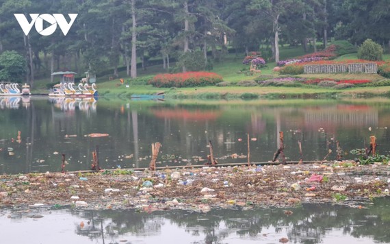 Hồ Than Thở Đà Lạt ngập tràn rác thải nông nghiệp