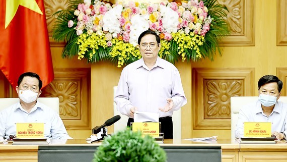 Thủ tướng Phạm Minh Chính chúc mừng các nhà báo tại buổi gặp mặt. Ảnh: TTXVN