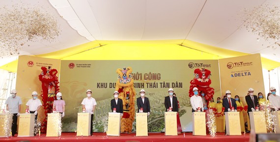 Ông Đỗ Quang Hiển, Chủ tịch HĐQT kiêm Tổng Giám đốc Tập đoàn T&T Group và các đại biểu bấm nút khởi công dự án Khu du lịch sinh thái Tân Dân.