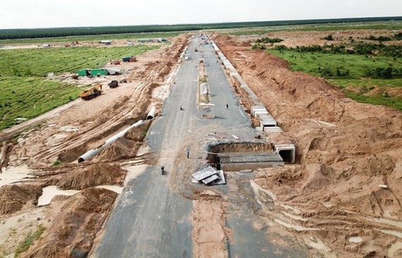 Tuyến đường chính trong Khu tái định cư Lộc An-Bình Sơn đang được hoàn thiện. (Ảnh: Công Phong/TTXVN)