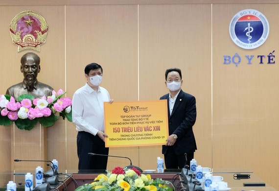 Ông Đỗ Quang Hiển, Chủ tịch HĐQT kiêm Tổng Giám đốc Tập đoàn T&T Group trao tặng toàn bộ bơm kim tiêm phục vụ chiến dịch tiêm 150 triệu liều vắc xin phòng COVID-19 cho GS.TS Nguyễn Thanh Long, Bộ trưởng Bộ Y tế.