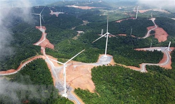 Cánh đồng điện gió ở huyện Hướng Hóa (Quảng Trị). (Ảnh: Hồ Cầu/TTXVN)