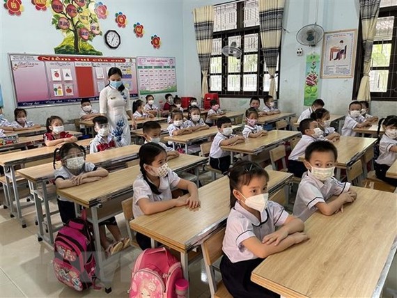 Học sinh lớp 1 Trường Tiểu học Hàm Nghi (thành phố Đông Hà, tỉnh Quảng Trị) đi học trực tiếp trở lại. (Ảnh: Thanh Thủy/TTXVN)