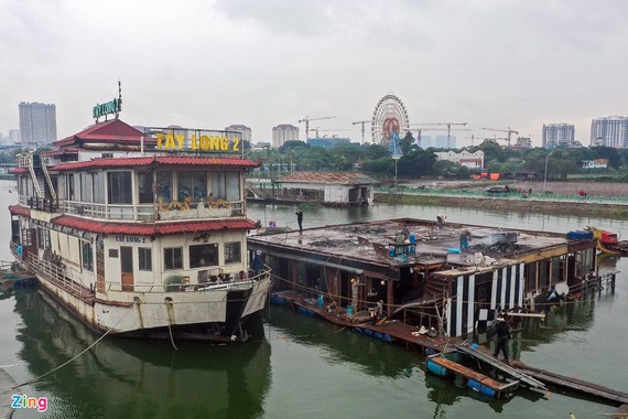 Ngày 17/11, hàng chục công nhân tháo dỡ những chiếc du thuyền bị hư hỏng, sắp chìm tại khu vực Đầm Bảy, phường Nhật Tân, quận Tây Hồ, Hà Nội.