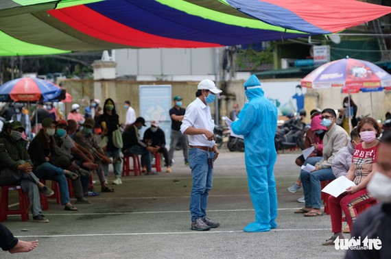 Người dân Lâm Đồng chờ làm xét nghiệm tại Trung tâm Phòng chống bệnh tật tỉnh Lâm Đồng - Ảnh: M.VINH