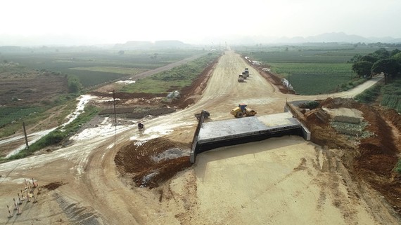 Thi công đường cao tốc Mai Sơn - quốc lộ 45 qua địa phận Ninh Bình - Thanh Hóa là 1 trong 11 dự án thành phần đường cao tốc Bắc - Nam phía đông giai đoạn 2017 - 2020 - Ảnh: NGUYỄN ĐÌNH