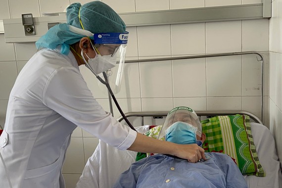 Các bác sĩ chăm sóc cho bệnh nhân P. T. T. (69 tuổi, ngụ huyện Thới Lai, TP Cần Thơ).