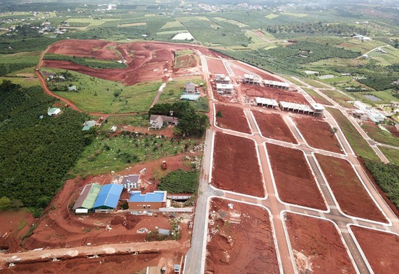 Khu đất ở đường Tản Đà (xã Lộc Quảng, huyện Bảo Lâm, tỉnh Lâm Đồng) được phân thành hơn 1.000 lô, xây dựng rầm rộ dù không có giấy phép thực hiện dự án và nhiều giấy phép khác - Ảnh: GIA THỊNH