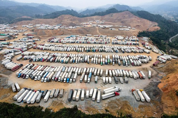 Bãi xe Dốc Quýt cách Cửa khẩu Hữu Nghị (Lạng Sơn) khoảng 7 km với hàng nghìn xe container, nhưng cửa khẩu này mỗi ngày chỉ xuất khẩu được khoảng 100 xe