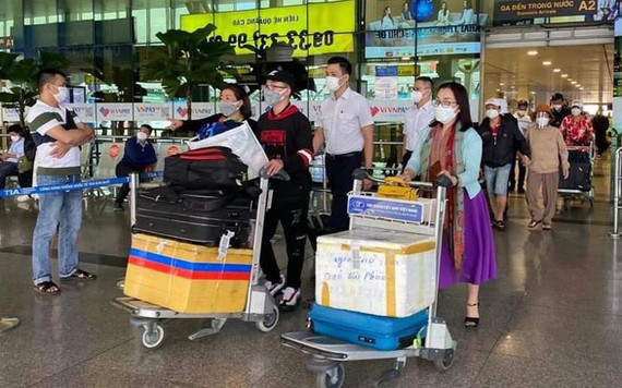 Hành khách tại sân bay Tân Sơn Nhất, TP.HCM - Ảnh: X.MAI