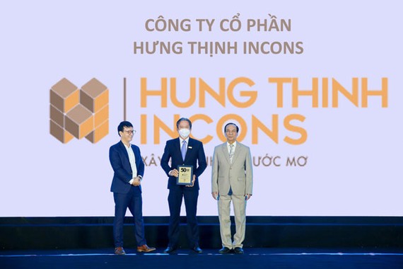 Ông Trần Kim Hải – Phó Tổng Giám đốc Hưng Thịnh Incons nhận chứng nhận Top 50 Công ty kinh doanh hiệu quả nhất Việt Nam 2021.