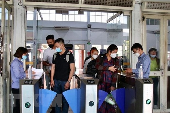 Nhân viên đường sắt kiểm soát vé tại cổng vào tại ga Sài Gòn. (Ảnh: Tiến Lực/TTXVN)