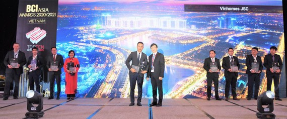 Ông Nguyễn Đức Quang – Phó Tổng giám đốc Kinh doanh và Marketing (bên trái) đại diện Vinhomes nhận giải từ Ban Tổ chức