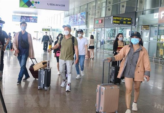 Hành khách tại sân bay Đà Nẵng. (Ảnh: Trần Lê Lâm/TTXVN)