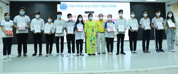 Bà Thạch Thị Dân, Phó Hiệu trưởng Trường đại học Trà Vinh trao huy chương và giấy chứng nhận cho các thí sinh đạt giải cao.