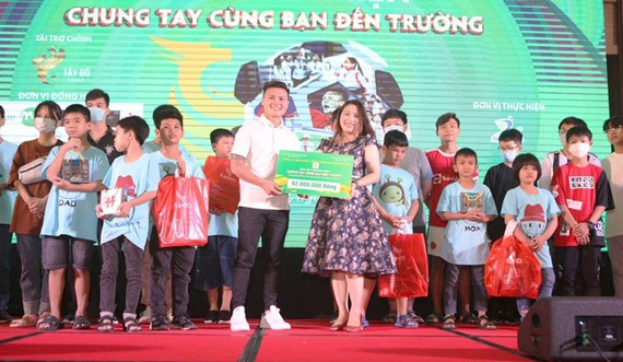 Tại buổi gala ủng hộ chương trình “Chung tay cùng bạn đến trường", với sự có mặt của cầu thủ Quang Hải.