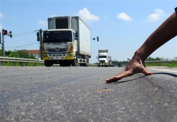 Mặt đường bê tông nhựa bị hằn lún vệt bánh xe cao tốc Đà Nẵng-Quảng Ngãi. (Nguồn: TTXVN)