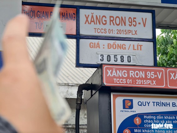 Giá xăng tăng chưa đến 30.000 đồng/lít, sao cây xăng bán 31.200 đồng?