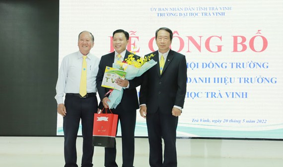 Ông Trần Hoàn Kim, Chủ tịch Hội đồng Tư vấn (trái) và PGS.TS Phạm Tiết Khánh (phải) trao nghị quyết bổ nhiệm chức danh Hiệu trưởng và tặng hoa cho TS. Nguyễn Minh Hòa (giữa).