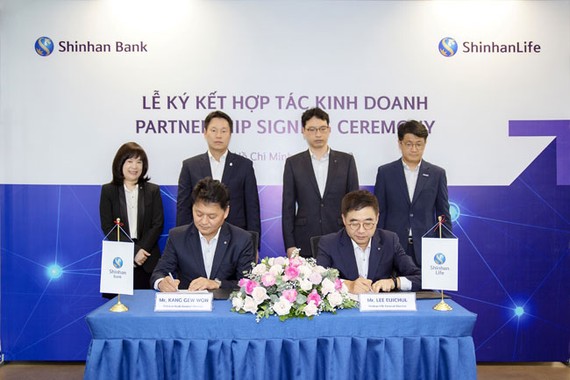 Ông Kang GewWon, Tổng Giám đốc Ngân hàng Shinhan Việt Nam (trái) và ông Lee Euichul, Tổng Giám đốc Shinhan Life Việt Nam (phải) ký kết hợp tác kinh doanh bảo hiểm