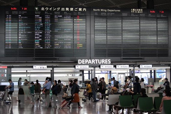 Hành khách tại sân bay Narita ở tỉnh Chiba, giáp thủ đô Tokyo. (Ảnh: Đào Thanh Tùng/TTXVN)