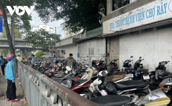 Vỉa hè trước cổng bệnh viện Chợ Rẫy được dựng hàng rào kiên cố để làm điểm giữ xe máy.