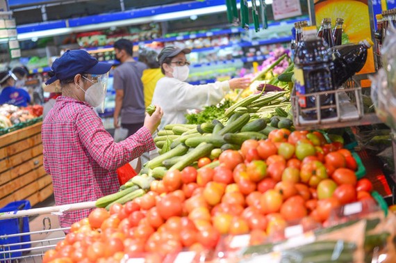 Nhiều siêu thị đang nỗ lực kìm giá hàng hóa thực phẩm - Ảnh: Q.ĐỊNH