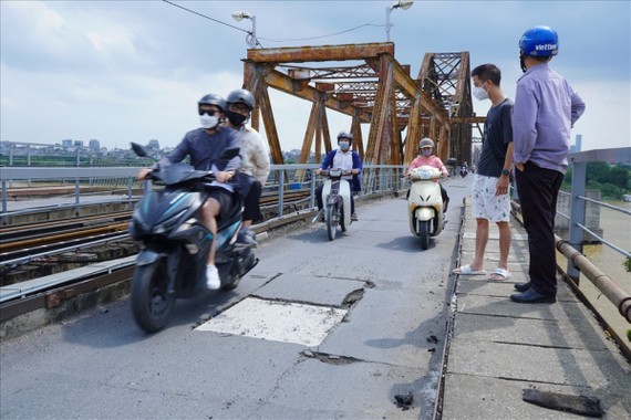 Cầu Long Biên sau hơn 120 năm khai thác đã xuống cấp trầm trọng và cần sửa chữa tổng thể.