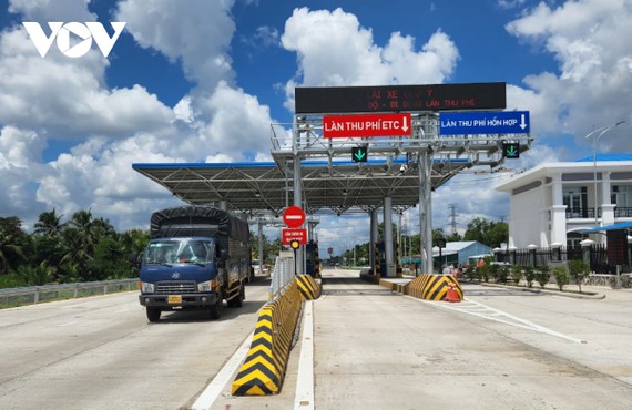 Trạm thu phí Cai Lậy đặt tại tuyến nối cao tốc và quốc lộ 1 gồm 4 làn đặt tại huyện Cai Lậy là 1 trong 4 trạm thu phí của tuyến cao tốc Trung Lương - Mỹ Thuận.