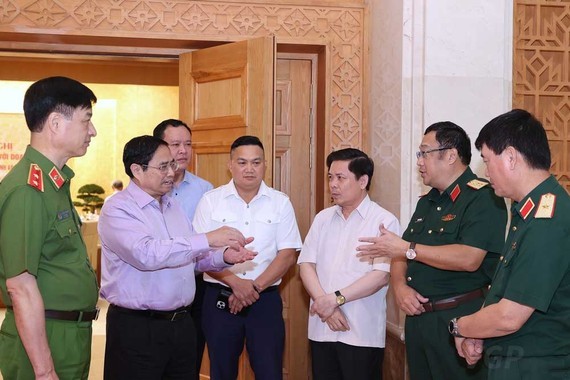 Thủ tướng Phạm Minh Chính trao đổi với các đại biểu tại hội nghị toàn quốc giữa Thủ tướng Chính phủ với các doanh nghiệp. Ảnh: VIẾT CHUNG