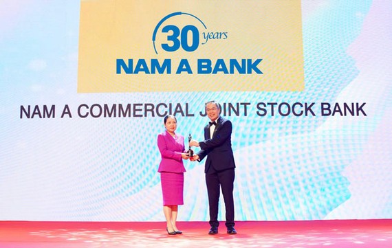 Đại diện Nam A Bank nhận giải thưởng “Nơi làm việc tốt nhất châu Á 2022”