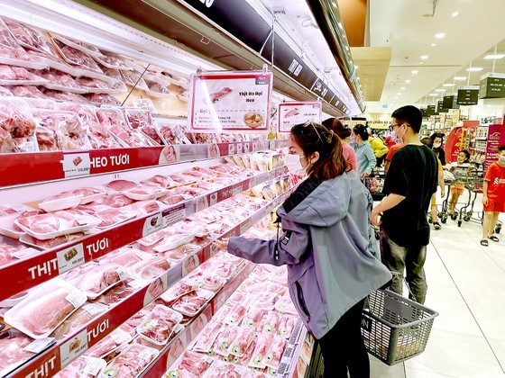 Người tiêu dùng chọn mua thực phẩm tại một trung tâm thương mại ở TPHCM. Ảnh: CAO THĂNG
