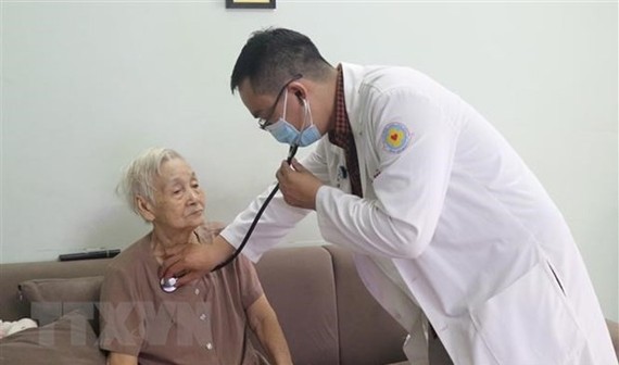 Bác sỹ Bệnh viện quận 11 Thành phố Hồ Chí Minh khám bệnh tại nhà cho người cao tuổi. (Ảnh: Đinh Hằng/TTXVN)