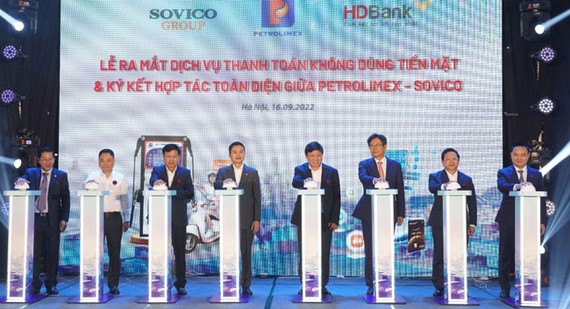 Đại diện lãnh đạo Bộ, Ban ngành và lãnh đạo Petrolimex, Sovico và HDBank thực hiện nghi thức ra mắt dịch vụ thanh toán không dùng tiền mặt.