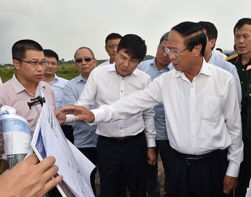 Phó Thủ tướng Lê Văn Thành và đoàn công tác xem Đồ án Quy hoạch Cảng Hàng không quốc tế Nội Bài Ảnh: ĐỨC TUÂN