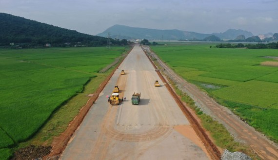 Dự án cao tốc Bắc - Nam giai đoạn 1, đoạn Mai Sơn-QL45 đang được thi công.