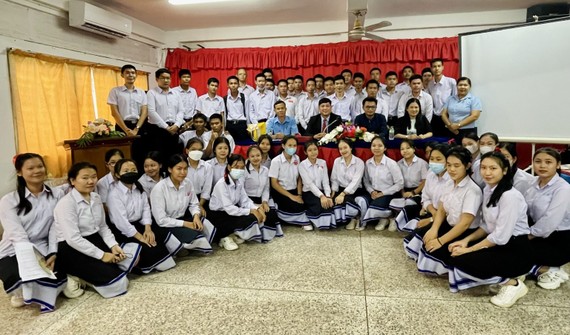 Trường đại học Trà Vinh tư vấn tuyển sinh tại Trường THPT Xaysettha (Lào) 