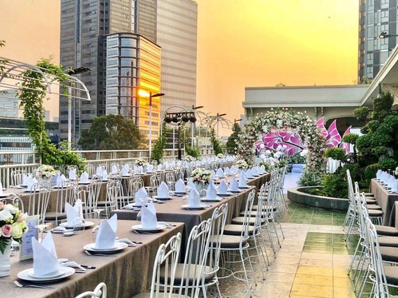 Rex Hotel Saigon giới thiệu chương trình Combo “Happy Hour” đặc biệt tại Rooftop Garden Bar
