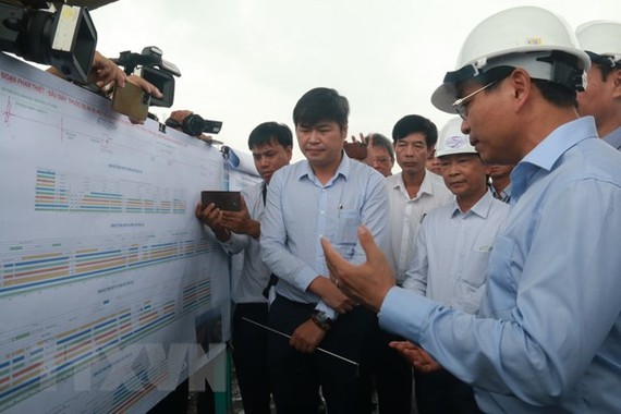 Bộ trưởng Bộ Giao thông Vận tải Nguyễn Văn Thắng chỉ đạo khi kiểm tra thực địa cao tốc Phan Thiết-Dầu Giây. (Ảnh: Công Phong/TTXVN)